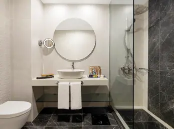 DELUXE ROOM BATHROOM 1