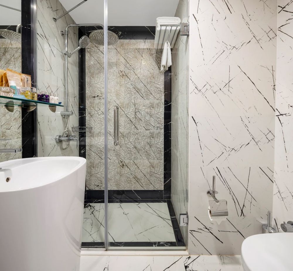 GRAND SUITE BATHROOM 2