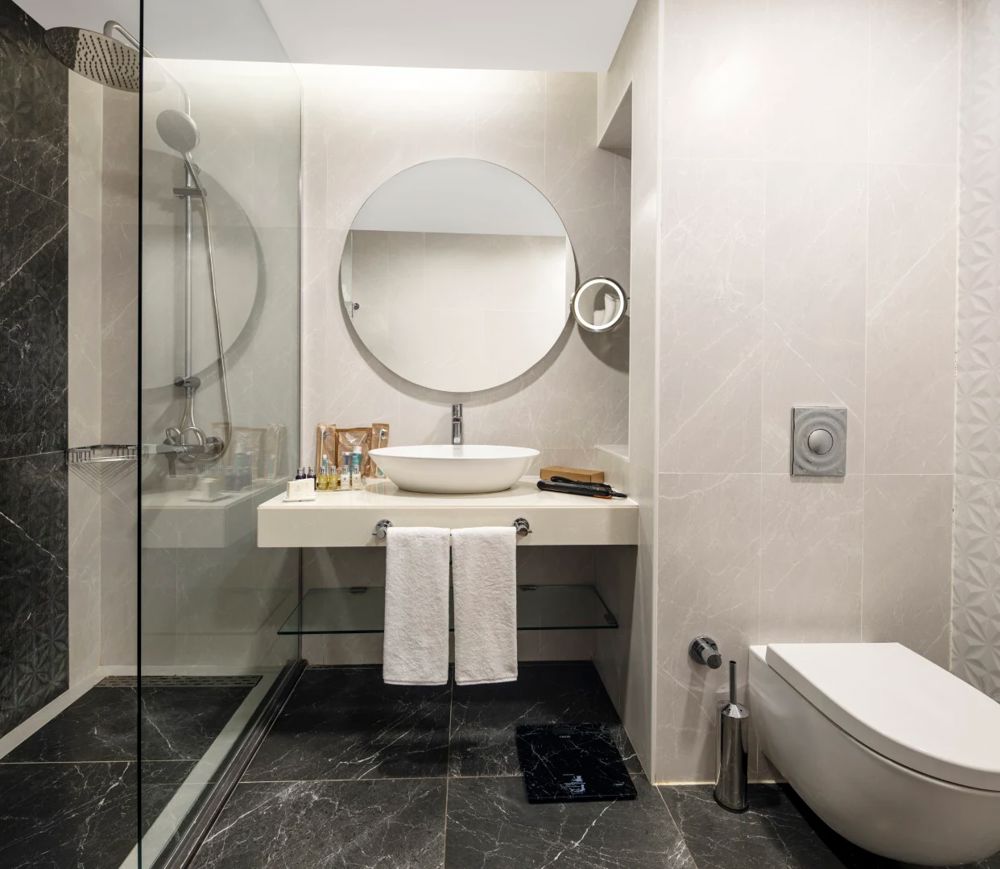 DELUXE ROOM BATHROOM 3