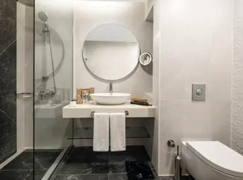 DELUXE ROOM BATHROOM 3