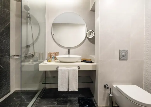 DELUXE ROOM BATHROOM 3