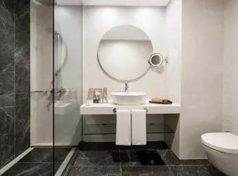 DELUXE ROOM BATHROOM 2