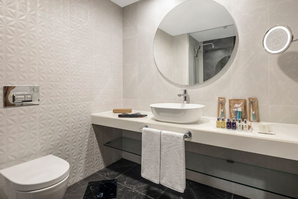 GRAND SUITE BATHROOM 6